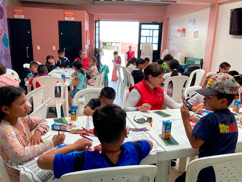 voluntarias-ameco-ninos-beneficiario-pandevidacer